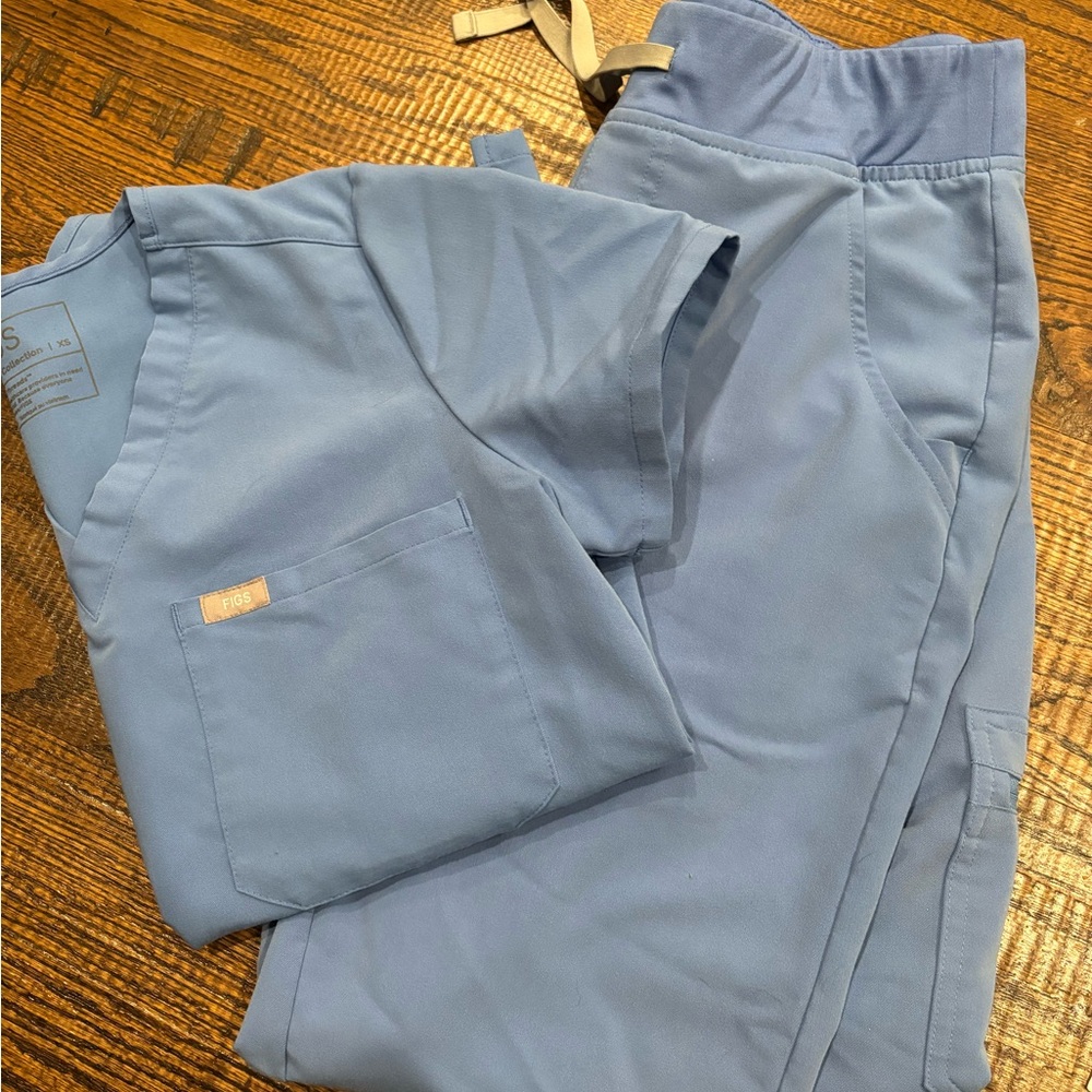 Figs women’s ceil blue scrub set. XS Catarina 1 pocket top/ S Zamora joggers